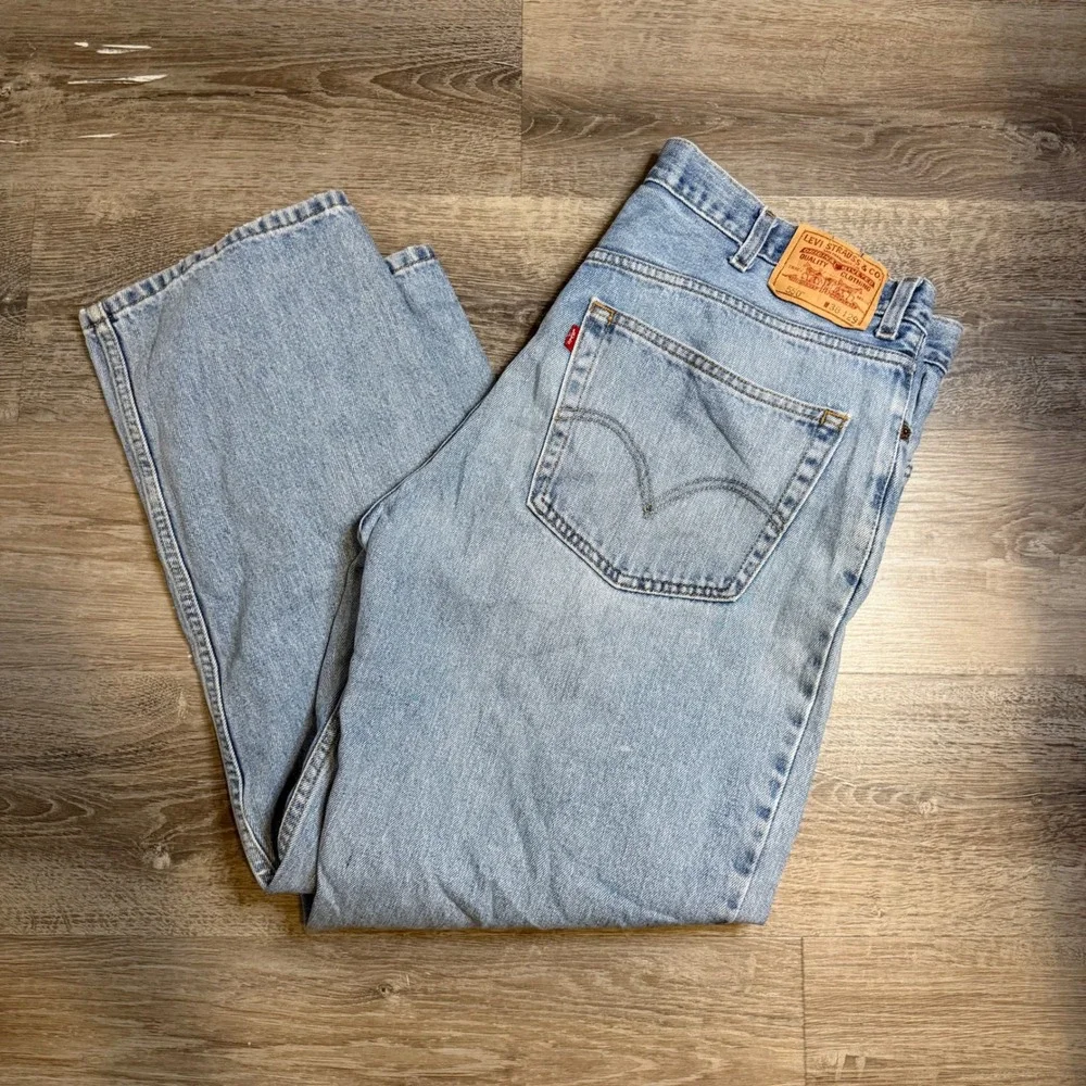 Vintage Levis 550 Relaxed Fit Tapered Leg Light Wash Jeans Mens 38x29 Distressed